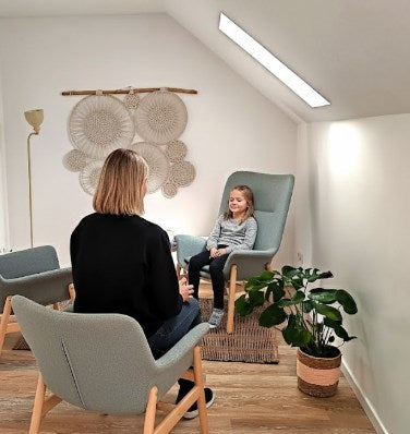 Enfant en séance d’hypnose avec hypnothérapeute à Seraincourt (Vexin)